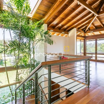 Casa de Condomínio com 563m², 3 quartos (sendo 3 suítes), 4 garagens, no bairro Cacupe em Florianópolis