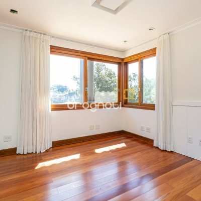 Casa de Condomínio com 563m², 3 quartos (sendo 3 suítes), 4 garagens, no bairro Cacupe em Florianópolis