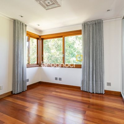 Casa de Condomínio com 563m², 3 quartos (sendo 3 suítes), 4 garagens, no bairro Cacupe em Florianópolis