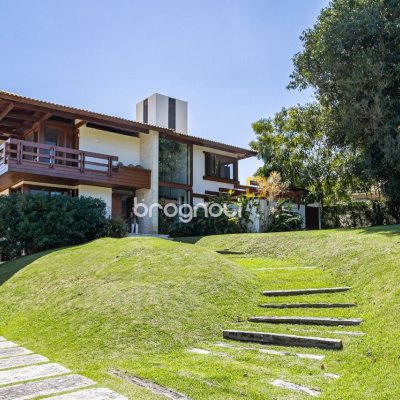 Casa de Condomínio com 563m², 3 quartos (sendo 3 suítes), 4 garagens, no bairro Cacupe em Florianópolis