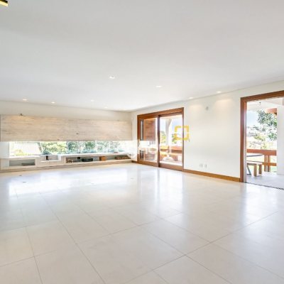 Casa de Condomínio com 563m², 3 quartos (sendo 3 suítes), 4 garagens, no bairro Cacupe em Florianópolis