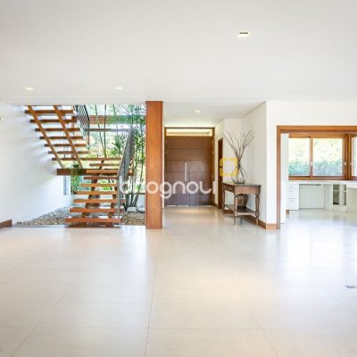 Casa de Condomínio com 563m², 3 quartos (sendo 3 suítes), 4 garagens, no bairro Cacupe em Florianópolis