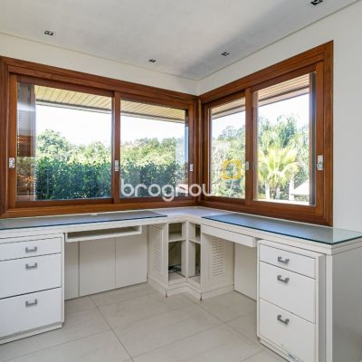 Casa de Condomínio com 563m², 3 quartos (sendo 3 suítes), 4 garagens, no bairro Cacupe em Florianópolis