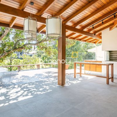 Casa de Condomínio com 563m², 3 quartos (sendo 3 suítes), 4 garagens, no bairro Cacupe em Florianópolis