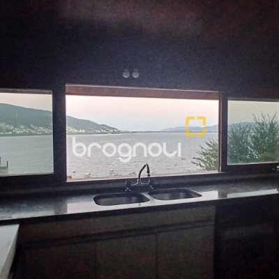 Casa com 316m², 4 quartos (sendo 1 suíte), 2 garagens, no bairro Saco dos Limões em Florianópolis