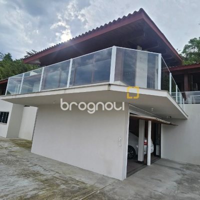 Casa com 316m², 4 quartos (sendo 1 suíte), 2 garagens, no bairro Saco dos Limões em Florianópolis