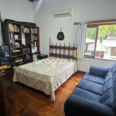 Casa com 316m², 4 quartos (sendo 1 suíte), 2 garagens, no bairro Saco dos Limões em Florianópolis