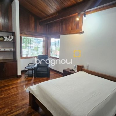 Casa com 316m², 4 quartos (sendo 1 suíte), 2 garagens, no bairro Saco dos Limões em Florianópolis
