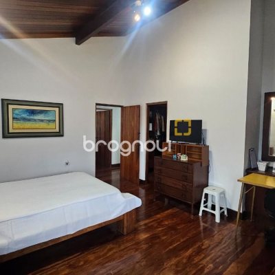 Casa com 316m², 4 quartos (sendo 1 suíte), 2 garagens, no bairro Saco dos Limões em Florianópolis