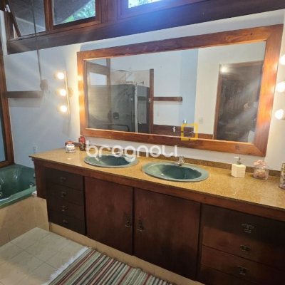 Casa com 316m², 4 quartos (sendo 1 suíte), 2 garagens, no bairro Saco dos Limões em Florianópolis