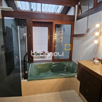 Casa com 316m², 4 quartos (sendo 1 suíte), 2 garagens, no bairro Saco dos Limões em Florianópolis