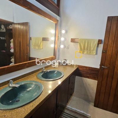 Casa com 316m², 4 quartos (sendo 1 suíte), 2 garagens, no bairro Saco dos Limões em Florianópolis