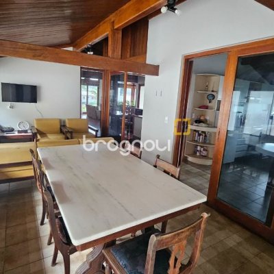 Casa com 316m², 4 quartos (sendo 1 suíte), 2 garagens, no bairro Saco dos Limões em Florianópolis