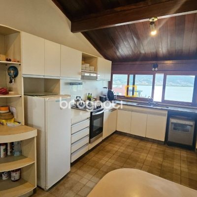 Casa com 316m², 4 quartos (sendo 1 suíte), 2 garagens, no bairro Saco dos Limões em Florianópolis