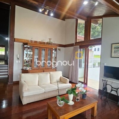 Casa com 316m², 4 quartos (sendo 1 suíte), 2 garagens, no bairro Saco dos Limões em Florianópolis