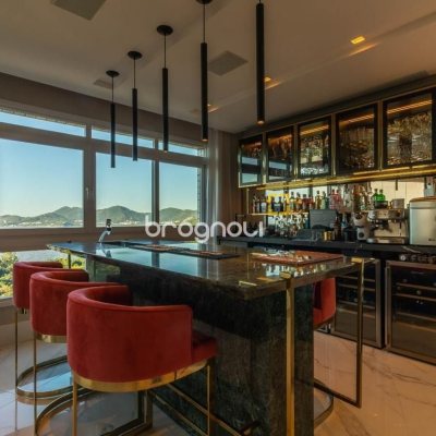 Apartamento com 303m², 3 quartos (sendo 3 suítes), 3 garagens, no bairro Agronômica em Florianópolis