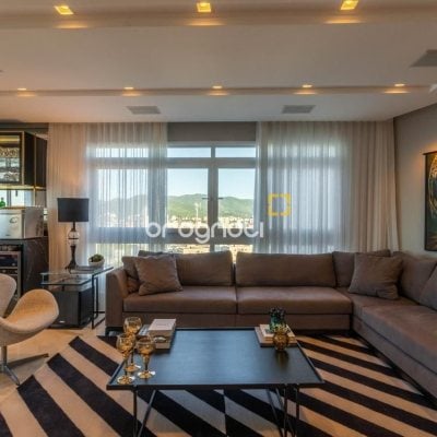 Apartamento com 303m², 3 quartos (sendo 3 suítes), 3 garagens, no bairro Agronômica em Florianópolis