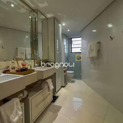 Apartamento com 303m², 3 quartos (sendo 3 suítes), 3 garagens, no bairro Agronômica em Florianópolis