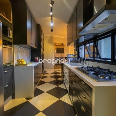 Apartamento com 303m², 3 quartos (sendo 3 suítes), 3 garagens, no bairro Agronômica em Florianópolis