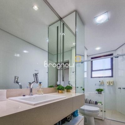 Apartamento com 303m², 3 quartos (sendo 3 suítes), 3 garagens, no bairro Agronômica em Florianópolis