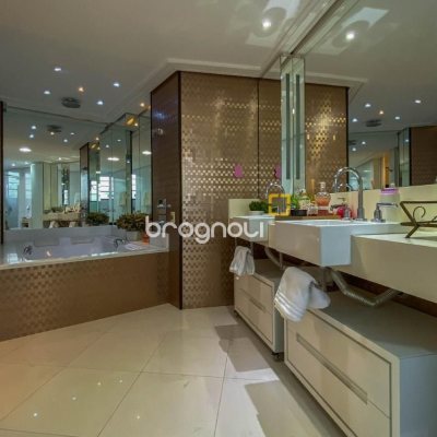 Apartamento com 303m², 3 quartos (sendo 3 suítes), 3 garagens, no bairro Agronômica em Florianópolis