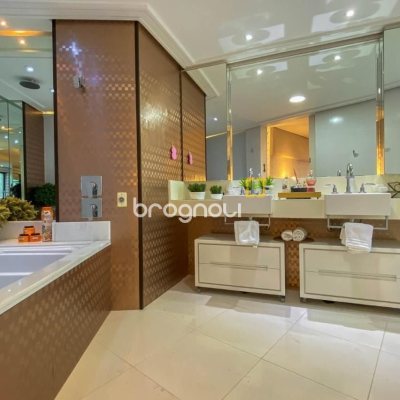 Apartamento com 303m², 3 quartos (sendo 3 suítes), 3 garagens, no bairro Agronômica em Florianópolis