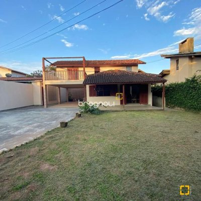 Casa com 200m², 3 quartos (sendo 1 suíte), 4 garagens, no bairro Rio Tavares em Florianópolis
