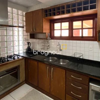 Casa com 200m², 3 quartos (sendo 1 suíte), 4 garagens, no bairro Rio Tavares em Florianópolis