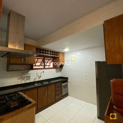Casa com 200m², 3 quartos (sendo 1 suíte), 4 garagens, no bairro Rio Tavares em Florianópolis