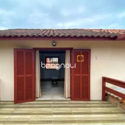 Casa com 200m², 3 quartos (sendo 1 suíte), 4 garagens, no bairro Rio Tavares em Florianópolis