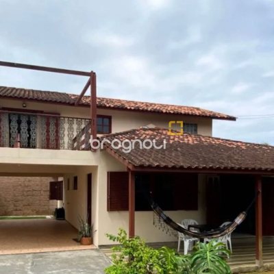 Casa com 200m², 3 quartos (sendo 1 suíte), 4 garagens, no bairro Rio Tavares em Florianópolis
