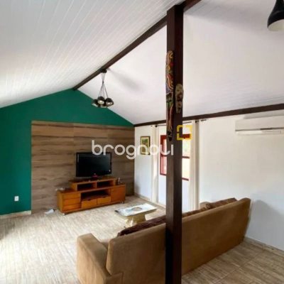 Casa com 200m², 3 quartos (sendo 1 suíte), 4 garagens, no bairro Rio Tavares em Florianópolis