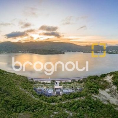 Casa de Condomínio com 316m², 3 quartos (sendo 3 suítes), 4 garagens, no bairro Lagoa da Conceição em Florianópolis