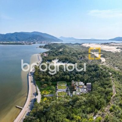 Casa de Condomínio com 316m², 3 quartos (sendo 3 suítes), 4 garagens, no bairro Lagoa da Conceição em Florianópolis