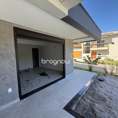 Casa de Condomínio com 296m², 4 quartos (sendo 4 suítes), 2 garagens, no bairro Ingleses em Florianópolis