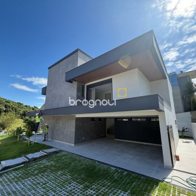 Casa de Condomínio com 296m², 4 quartos (sendo 4 suítes), 2 garagens, no bairro Ingleses em Florianópolis