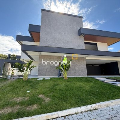 Casa de Condomínio com 296m², 4 quartos (sendo 4 suítes), 2 garagens, no bairro Ingleses em Florianópolis