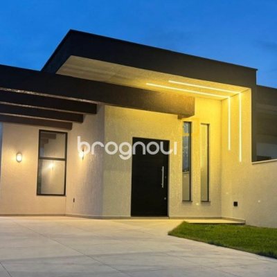 Casa com 79m², 2 quartos (sendo 1 suíte), 2 garagens, no bairro Rio Vermelho em Florianópolis
