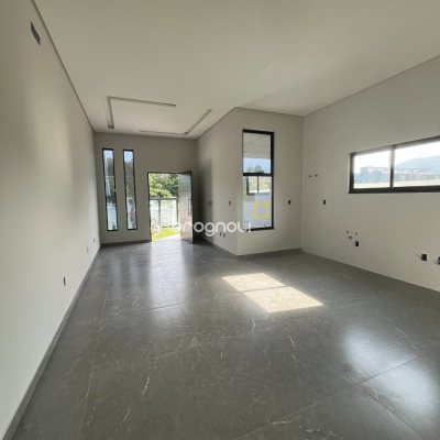 Casa com 79m², 2 quartos (sendo 1 suíte), 2 garagens, no bairro Rio Vermelho em Florianópolis