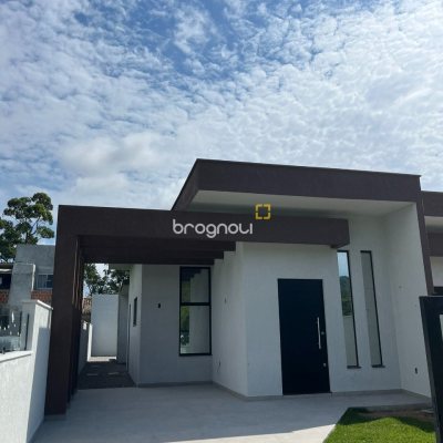 Casa com 79m², 2 quartos (sendo 1 suíte), 2 garagens, no bairro Rio Vermelho em Florianópolis