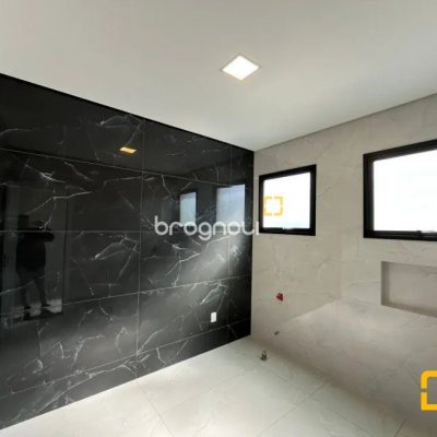 Casa de Condomínio com 239m², 4 quartos (sendo 3 suítes), 4 garagens, no bairro Rio Vermelho em Florianópolis