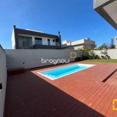 Casa de Condomínio com 239m², 4 quartos (sendo 3 suítes), 4 garagens, no bairro Rio Vermelho em Florianópolis