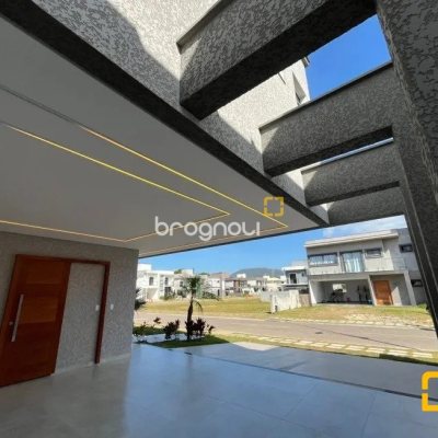 Casa de Condomínio com 239m², 4 quartos (sendo 3 suítes), 4 garagens, no bairro Rio Vermelho em Florianópolis