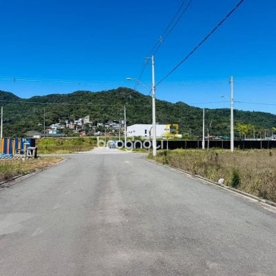 Terreno com 450m², no bairro São João do Rio Vermelho em Florianópolis