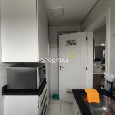 Apartamento com 121m², 4 quartos (sendo 2 suítes), 2 garagens, no bairro Balneário em Florianópolis