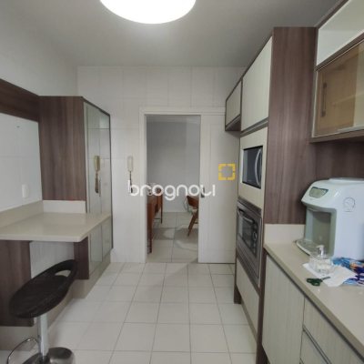Apartamento com 121m², 4 quartos (sendo 2 suítes), 2 garagens, no bairro Balneário em Florianópolis