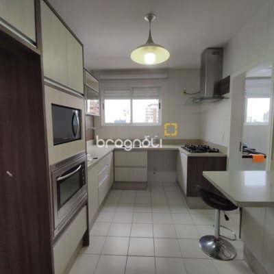 Apartamento com 121m², 4 quartos (sendo 2 suítes), 2 garagens, no bairro Balneário em Florianópolis
