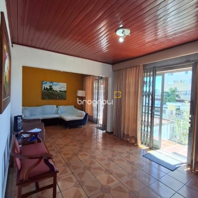 Casa com 108m², 3 quartos (sendo 1 suíte), 2 garagens, no bairro Barreiros em São José
