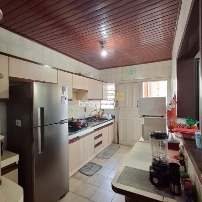Casa com 108m², 3 quartos (sendo 1 suíte), 2 garagens, no bairro Barreiros em São José