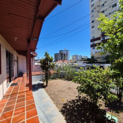 Casa com 108m², 3 quartos (sendo 1 suíte), 2 garagens, no bairro Barreiros em São José